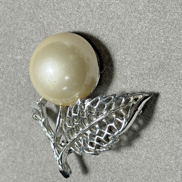 Vintage Sarah Coventry Large Faux Pearl Silver- Tone Domed Pin Brooch - Picture 9 of 12